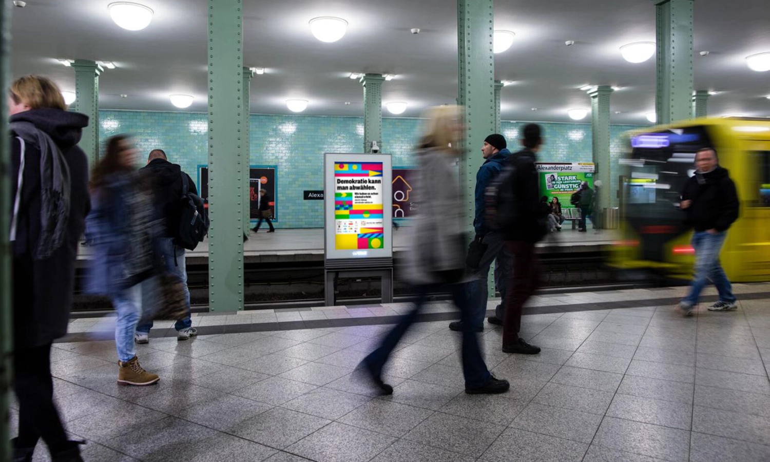 city_light_poster_saarbrücken_suchthilfe_busstation.webp