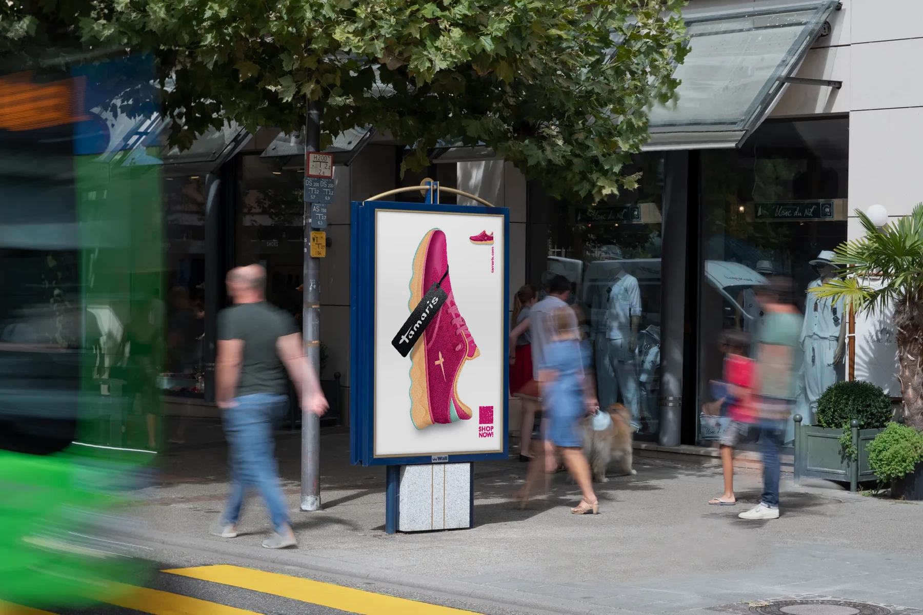 City Light Poster mit Out of Home-Kampagne einer Schuhmarke in der Innenstadt von Baden-Baden.