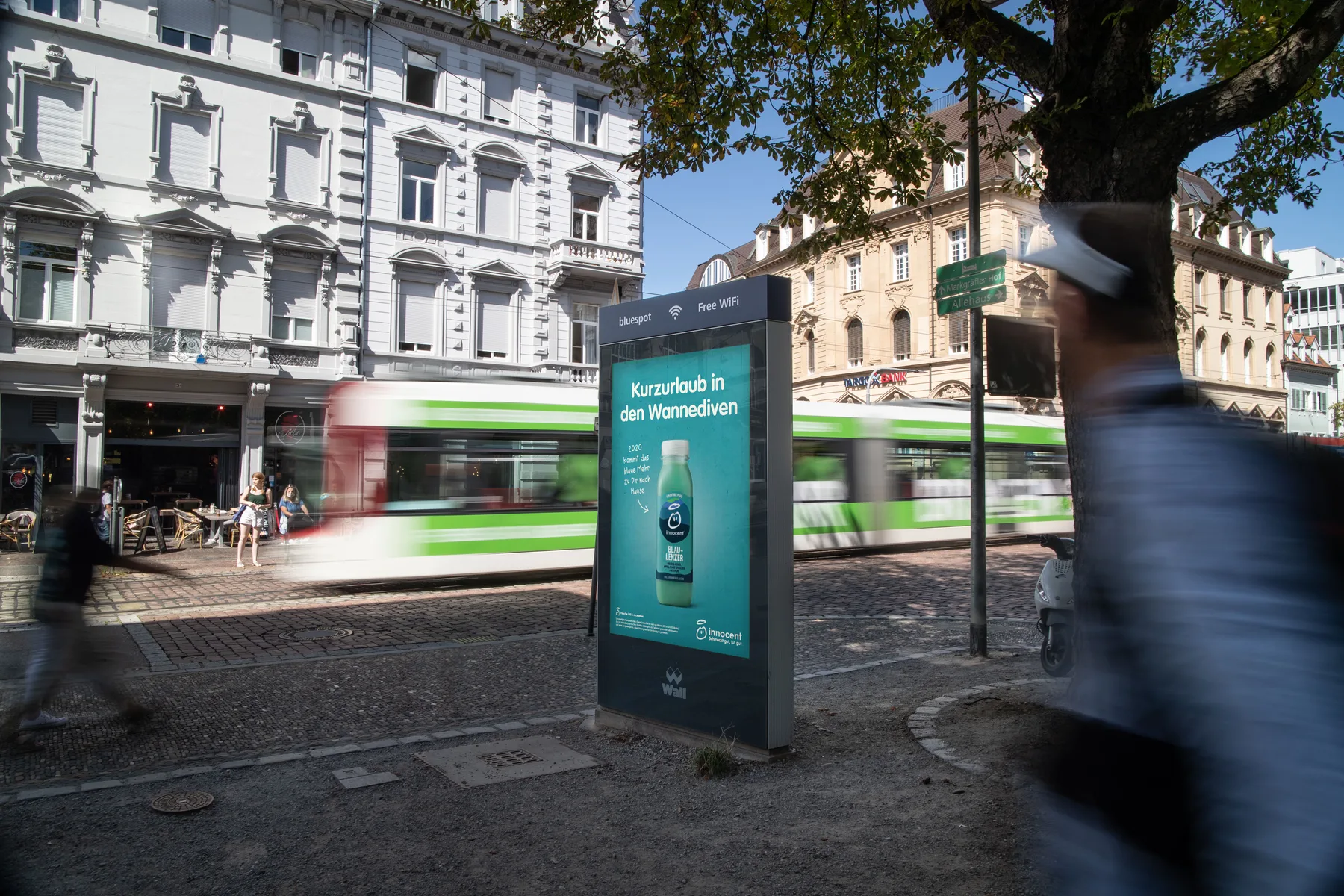 City Light Poster mit Out of Home-Kampagne einer Smoothie-Marke in der Innenstadt von Freiburg.