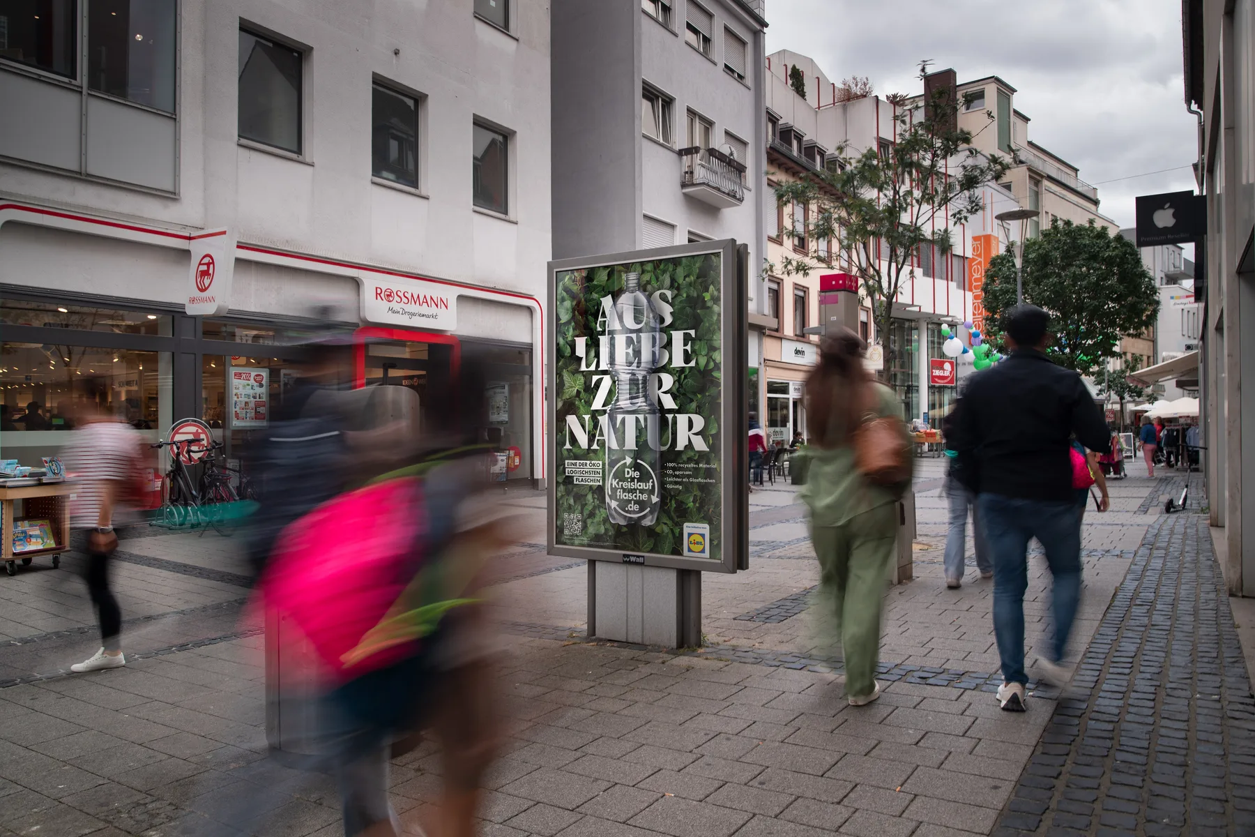 City Light Poster mit OOH-Kampagne einer Supermarktkette in der Kehrsstraße in Kaiserslautern.