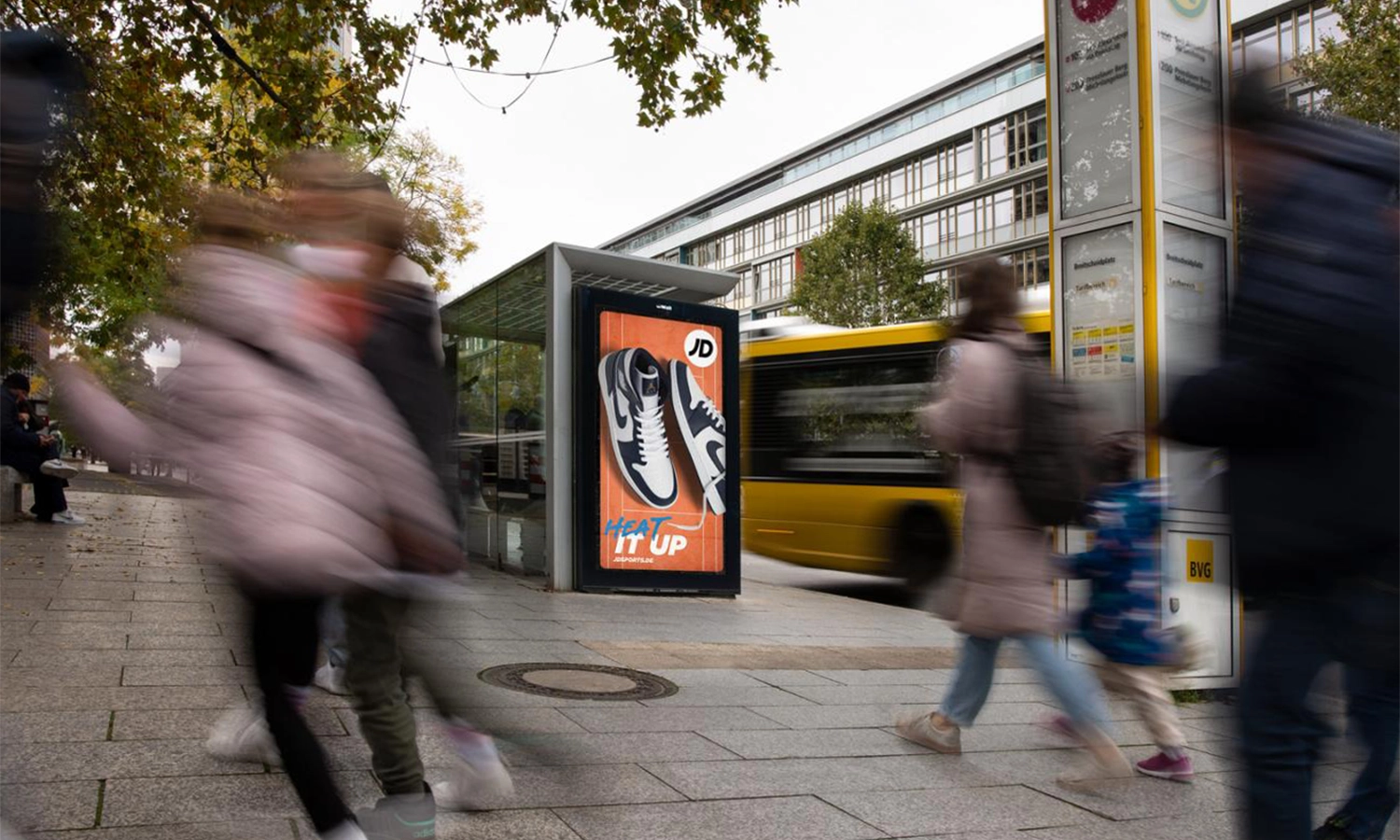 City Light Poster mit Turnschuhwerbung an belebter Buswartehalle am Breitscheidplatz in Berlin