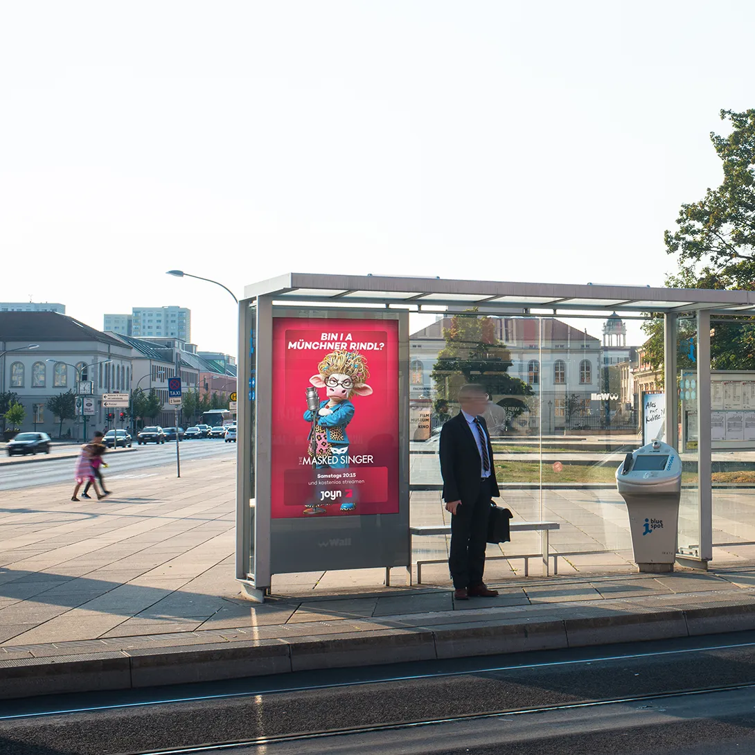 City Light Poster mit OOH-Werbung für eine TV-Show an einer Haltestelle in der Innenstadt von Potsdam.