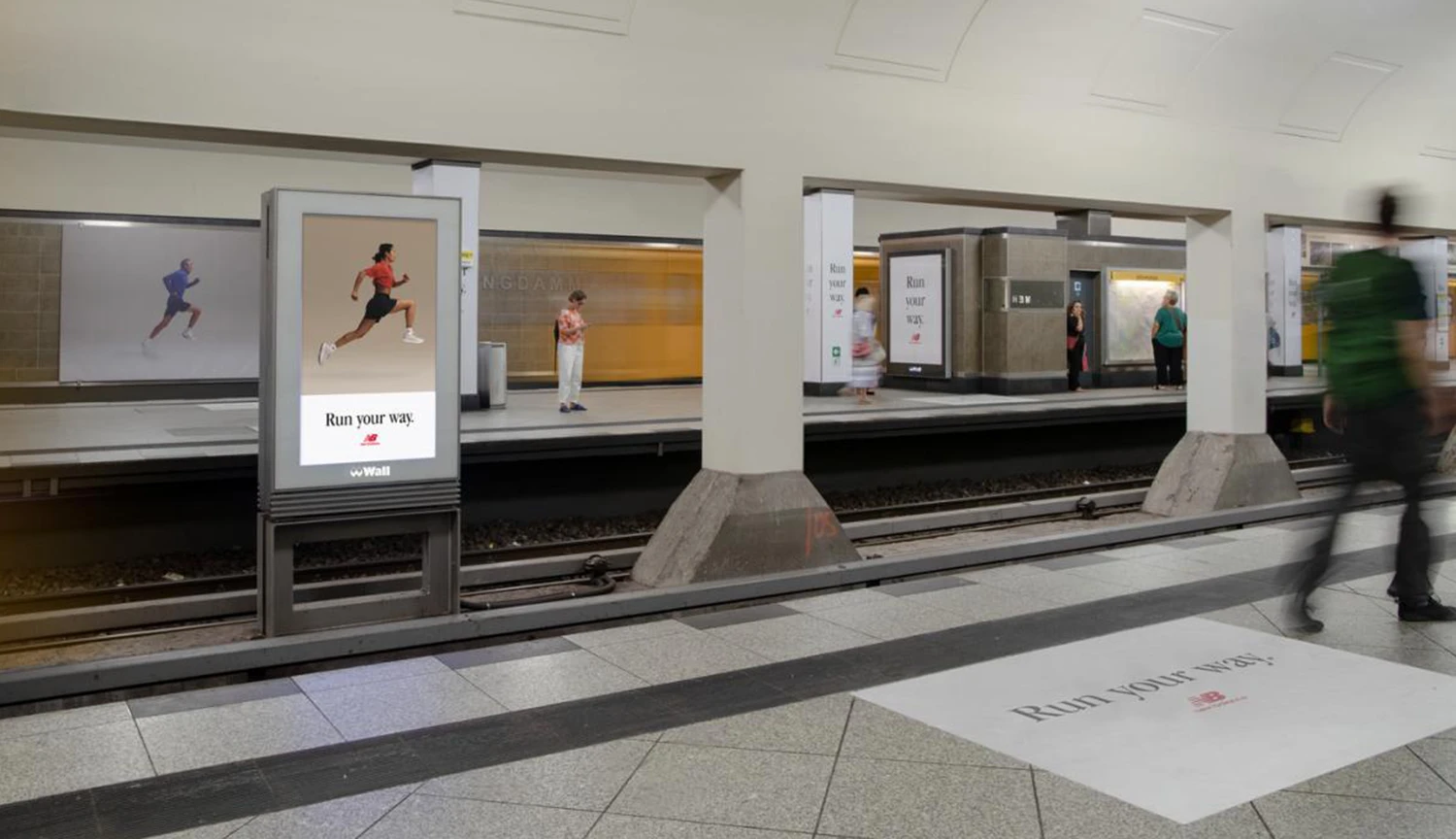 city-light-poster-wandposter-bodenposter-schuhmarke-mehringdamm-berlin.webp