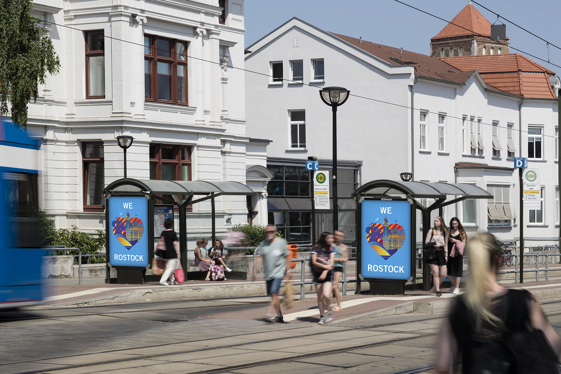 City Light Poster mit We Love-Kampagne an Wartehalle in Rostock.