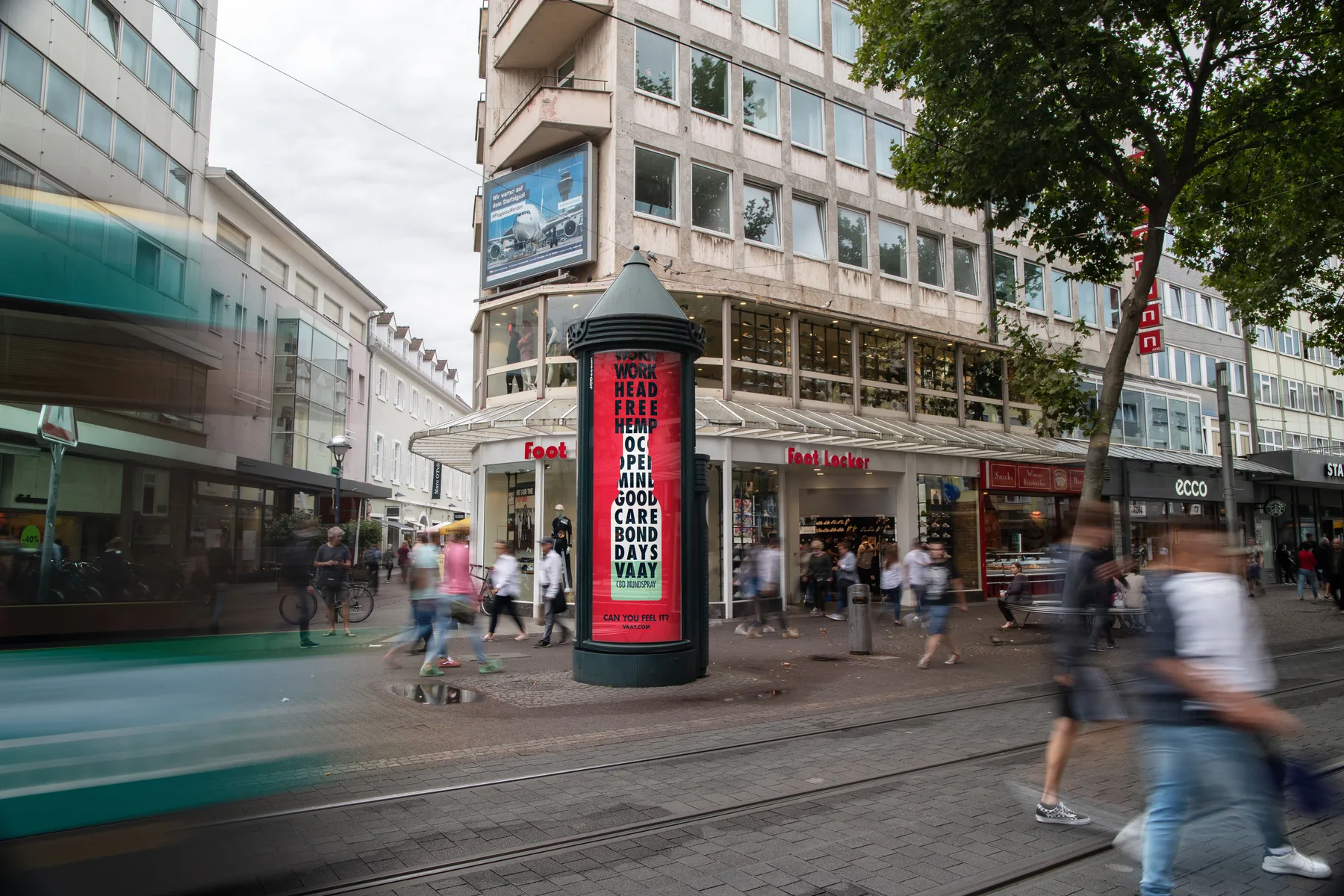 City Light Säule mit OOH-Werbung einer CBD-Marke in der Innenstadt von Karlsruhe.