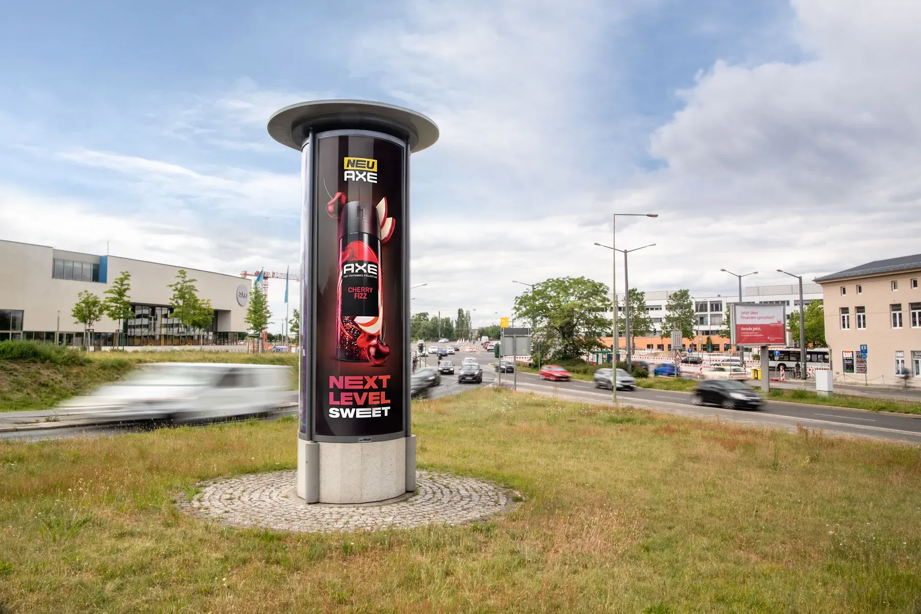 City Light Säule mit Außenwerbung einer Körperpflegemarke am Brauhausberg in Potsdam.