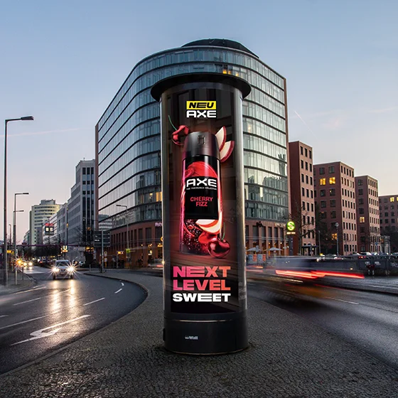 City Light Säule mit Out of Home-Kampagne einer Körperpflegemarke am Potsdamer Platz in Berlin.