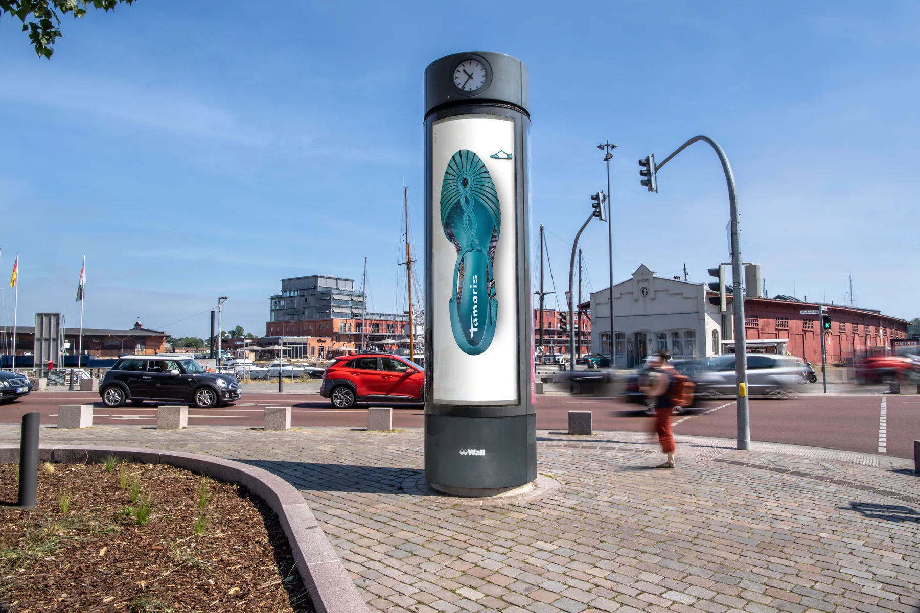 City Light Säule mit Out of Home-Werbung einer Schuh-Marke am Hafen in Lübeck.