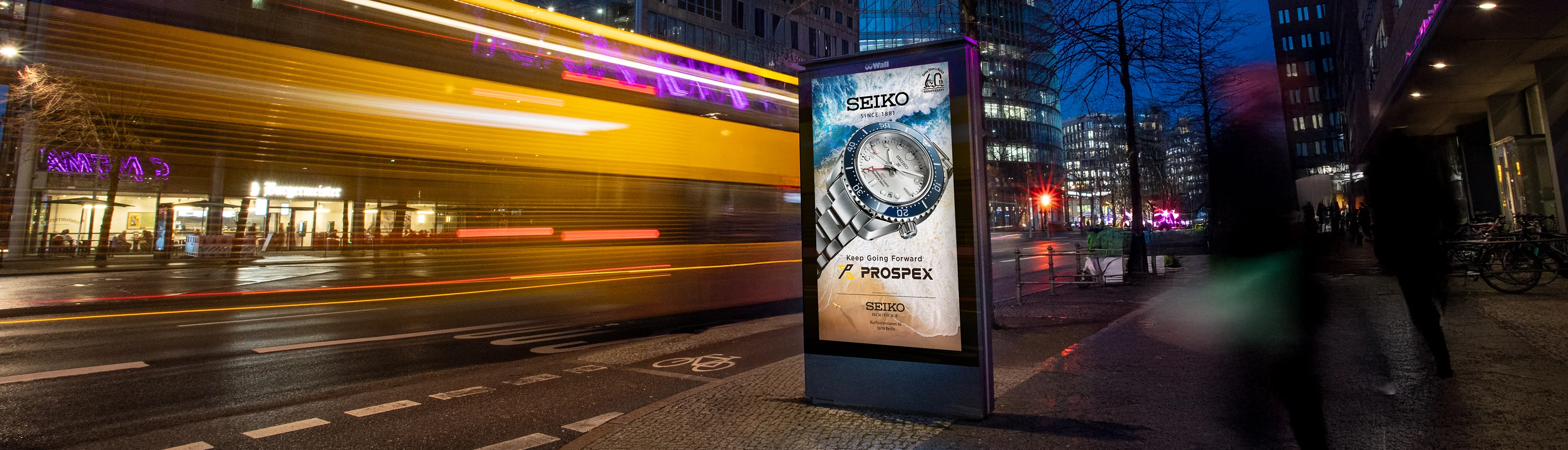Digital City Light Poster mit OOH-Kampagne einer Uhrenmarke am Potsdamer Platz in Berlin.