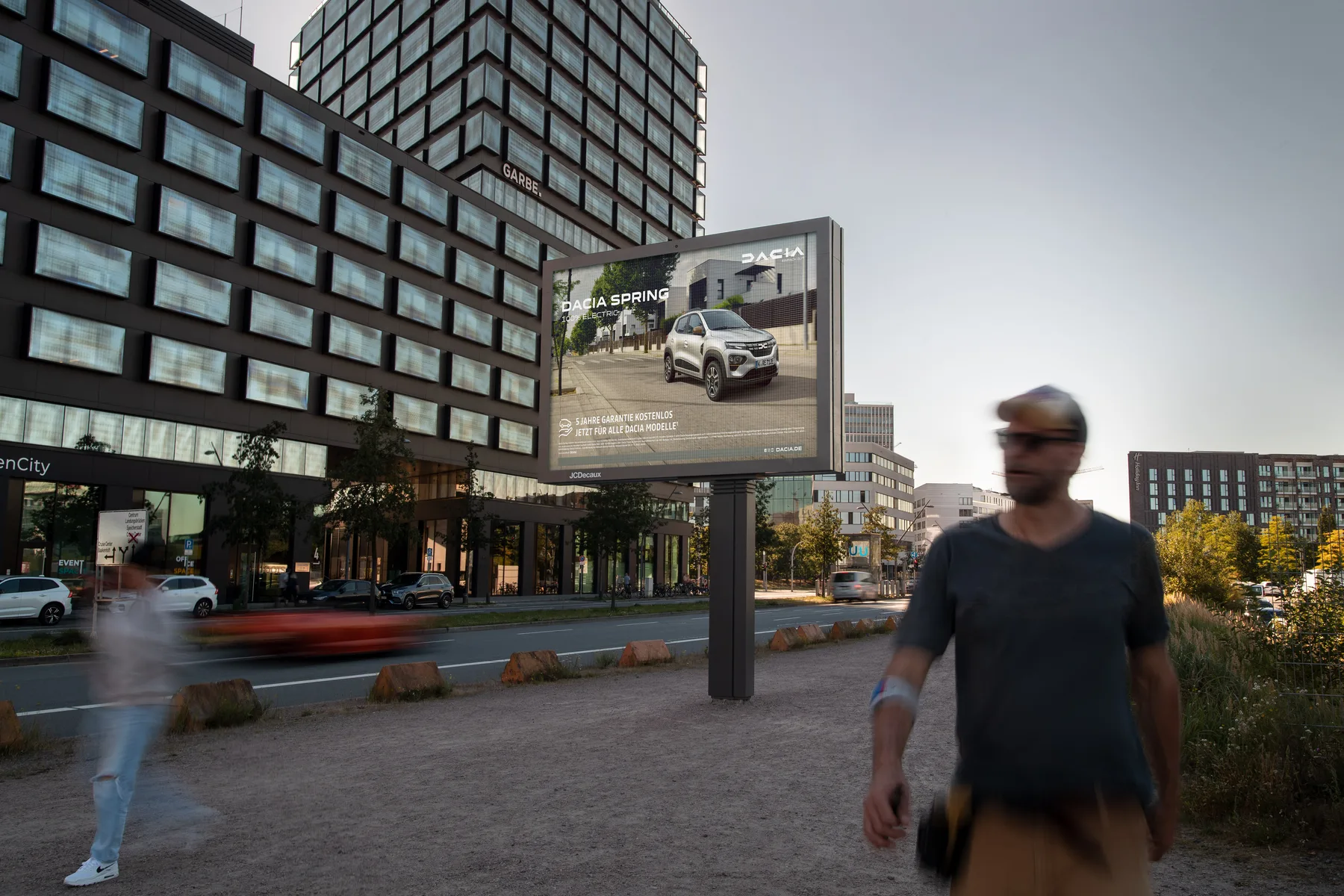 Digital City Light Board mit Außenwerbung eines Automobilherstellers in der Versmannstraße in Hamburg.