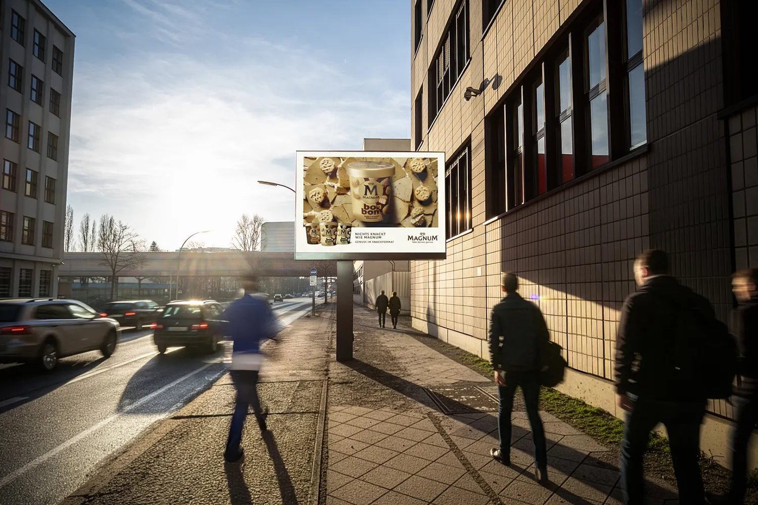 Digital City Light Board zeigt Eiscreme-Werbung in der Fennstrasse in Berlin.