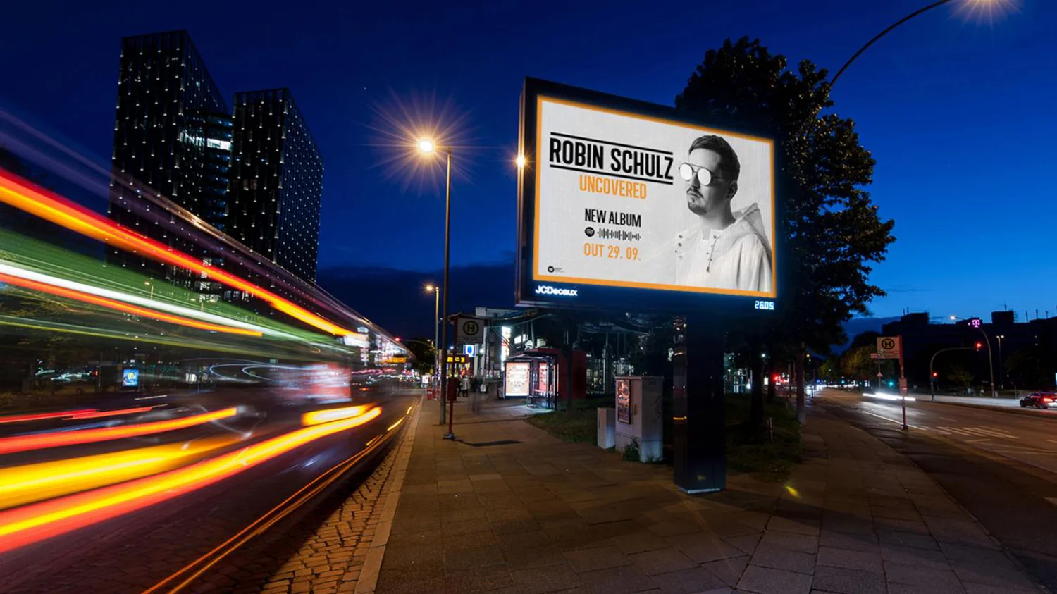 Digital City Light Board mit Werbung für Musik in Hamburg bei Nacht.