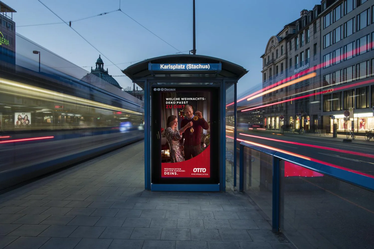 Digital City Light Poster an Wartehalle in München zeigt Werbung für einen Online-Händler.