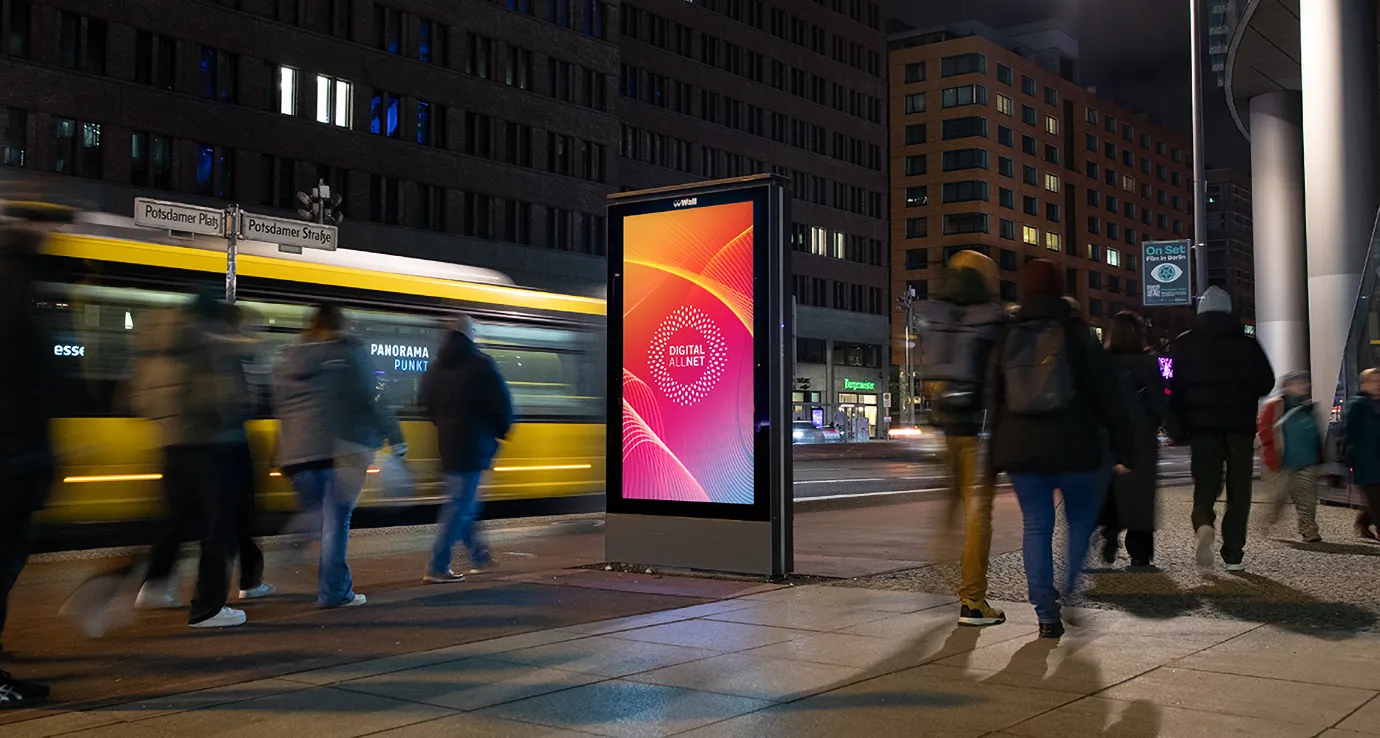 Digital City Light Poster zeigt DigitalAllNet OOH-Kampagne am Potsdamer Platz in Berlin.