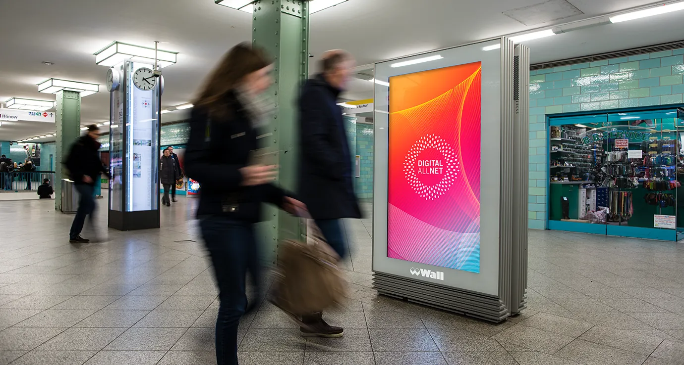 Digital City Light Poster zeigt DigitalAllNet OOH-Werbung in der U-Bahnstation am Alexanderplatz in Berlin.