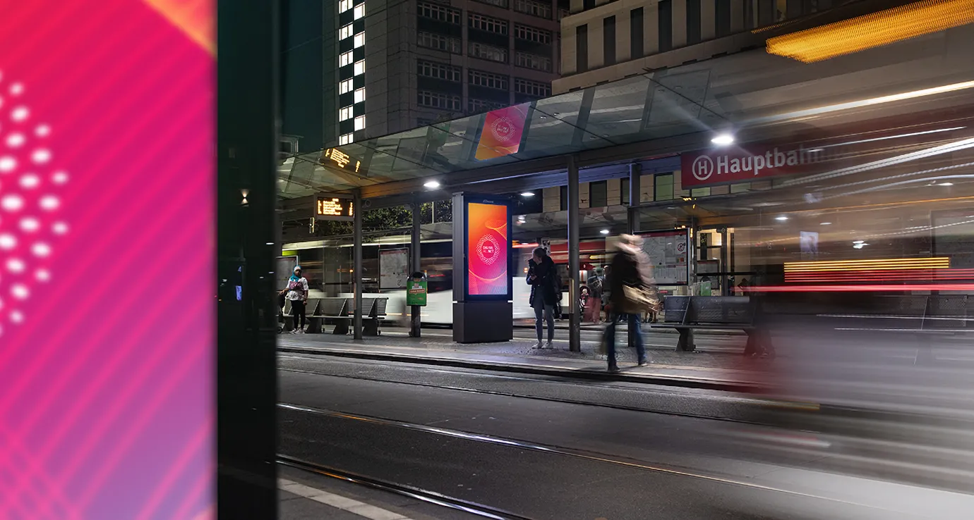Digital City Light Poster zeigt DigitalAllNet OOH-Kampagne an einer Wartehalle in der Innenstadt von Bremen.