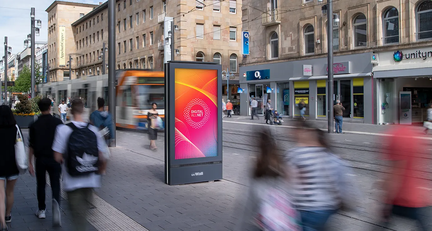 Digital City Light Poster zeigt DigitalAllNet OOH-Werbung an einer Haltestelle in der Innenstadt von Mannheim.