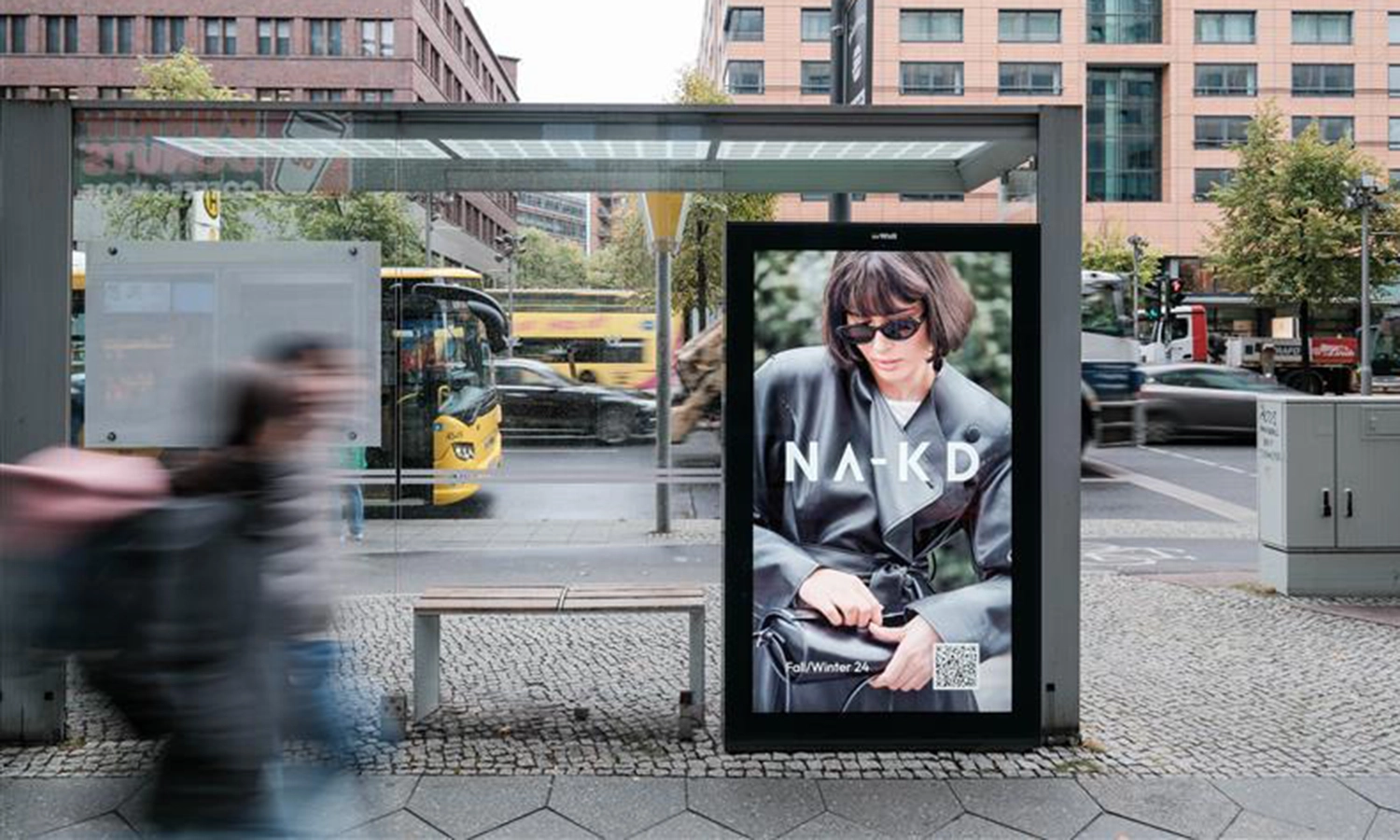 Digital City Light Poster an der Buswartehalle am Potsdamer Platz, Berlin, mit Werbung für Mode.