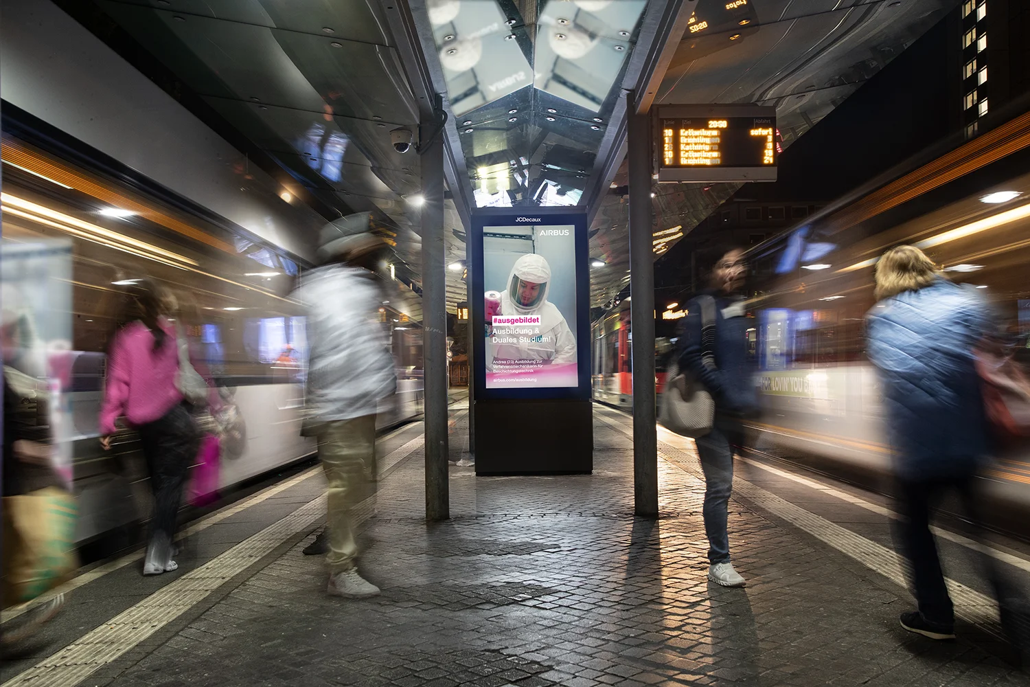 Digital City Light Poster zeigt Recruiting-Kampagne einer Airline in Bremen