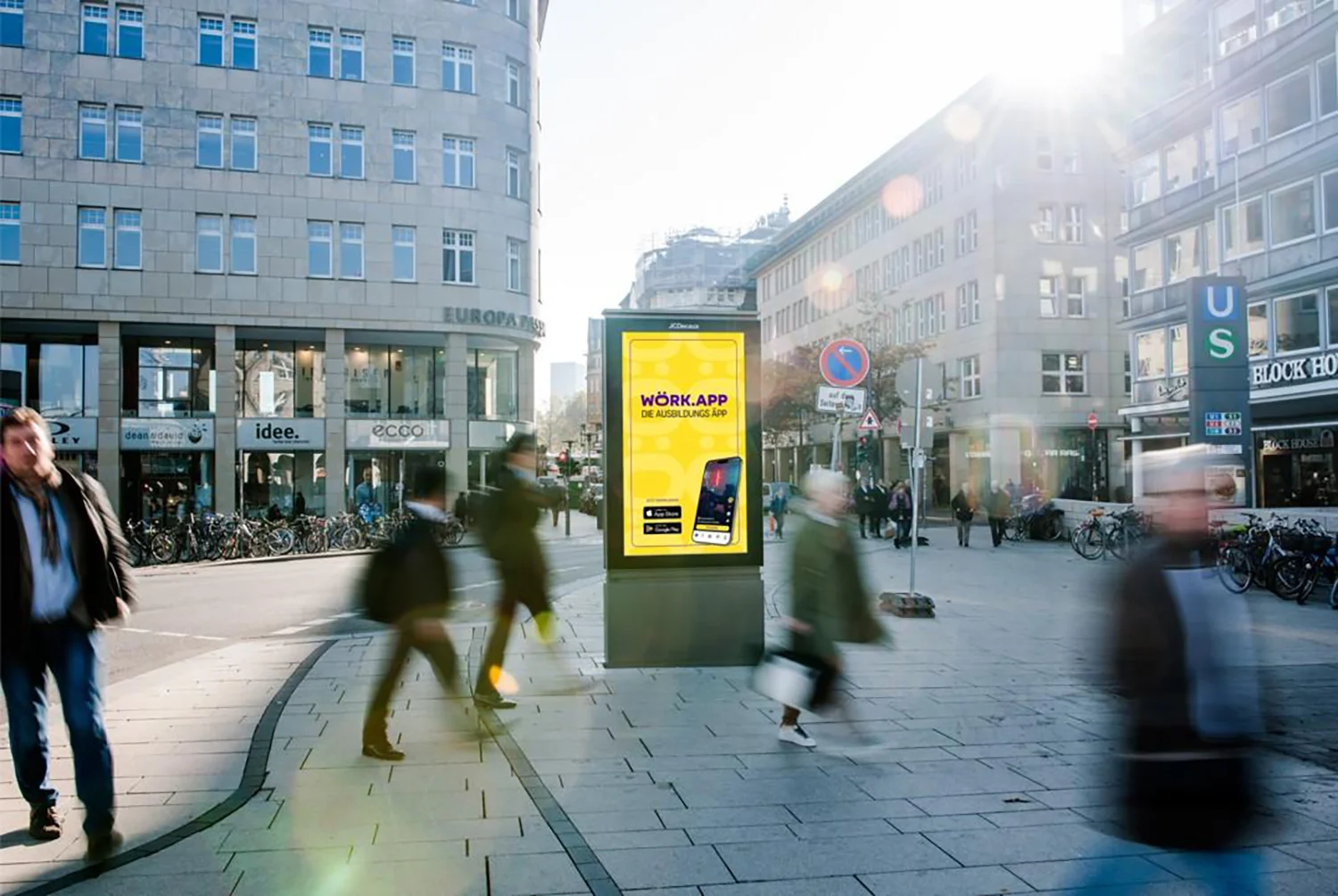 digital-city-light-poster-ausbildungsapp-europapassage-hamburg.webp