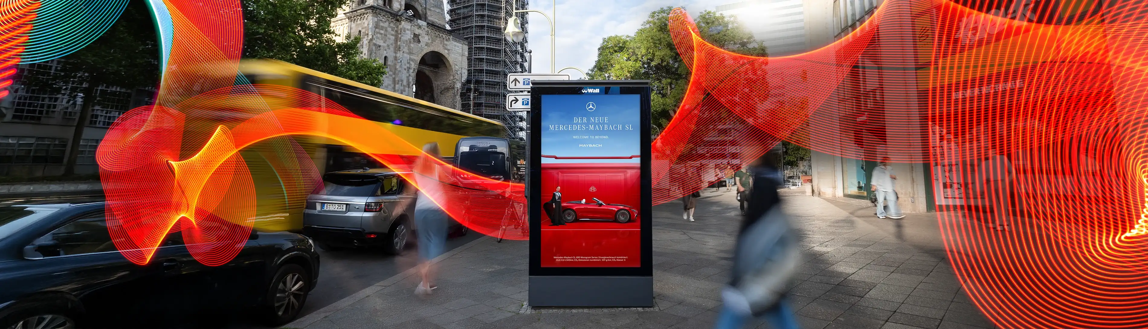 Digital City Light Poster eines Automobilherstellers an der Gedächtniskirche in Berlin.