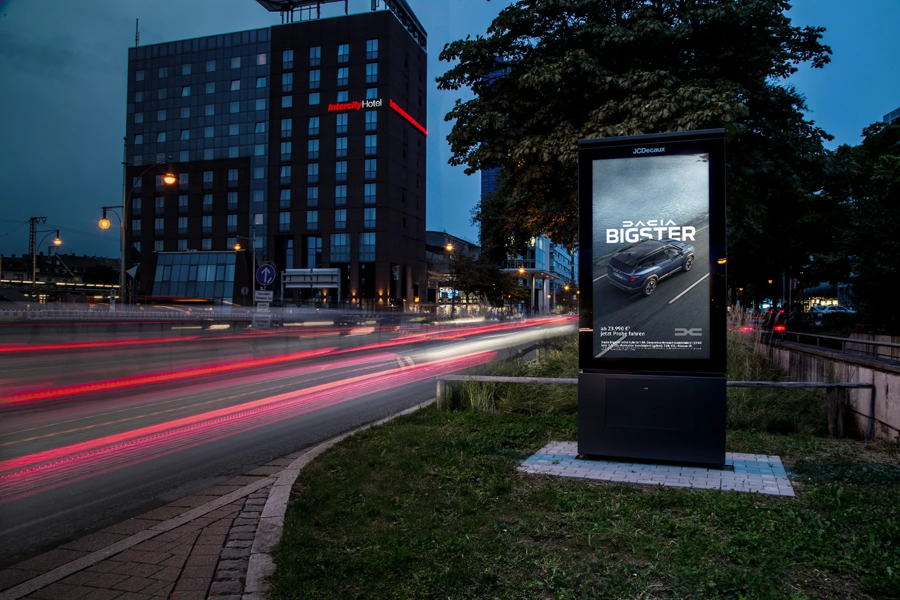 Digital City Light Poster mit Außenwerbung eines Automobilherstellers in der Bismarckallee in Freiburg.