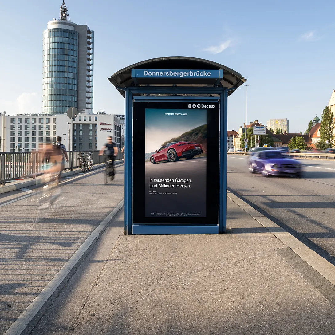 Digital City Light Poster mit OOH-Werbung eines Automobilherstellers an Donnersbergerbrücke in München.