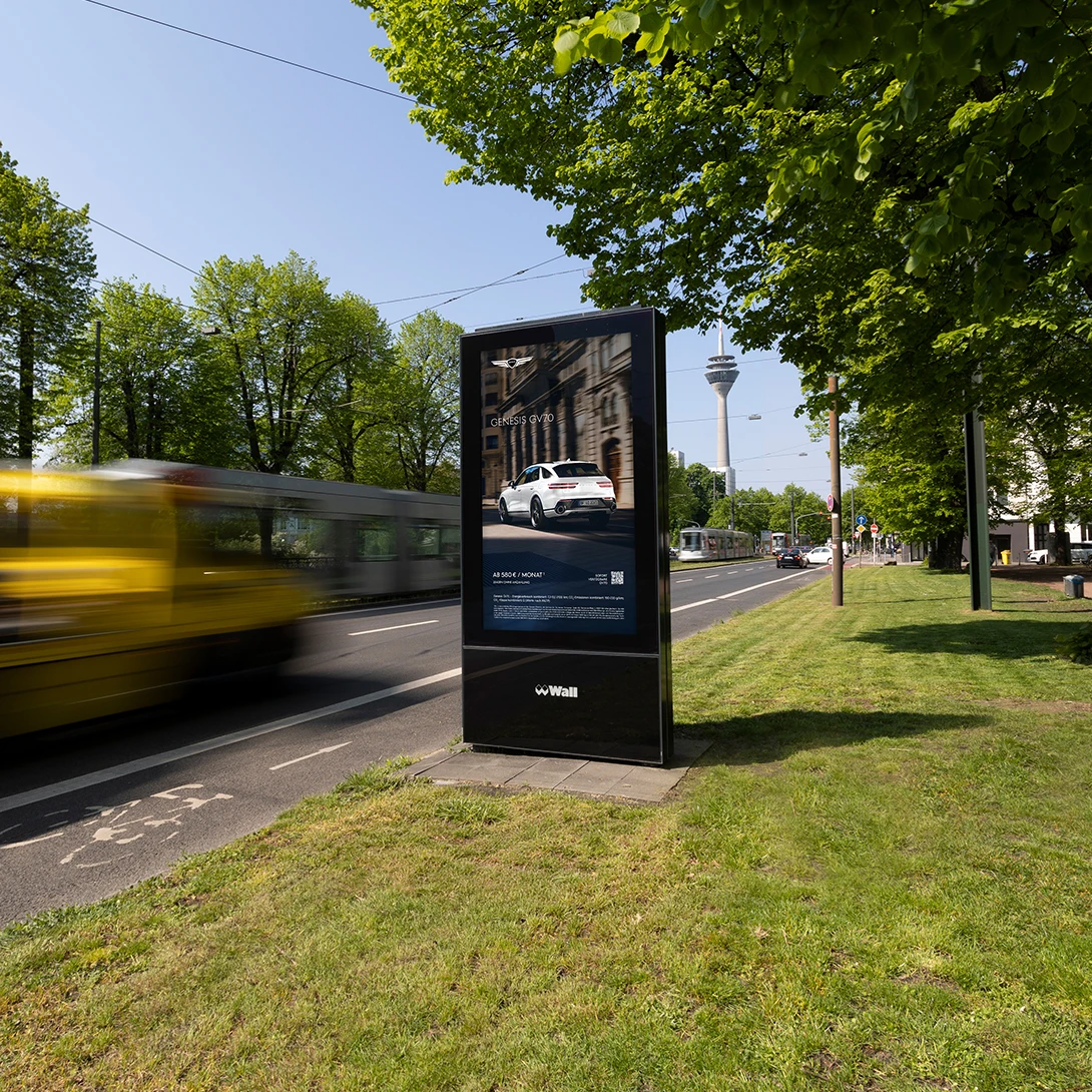 Digital City Light Poster mit OOH-Werbung eines Automobilherstellers an einer Hauptverkehrsstraße in Düsseldorf.
