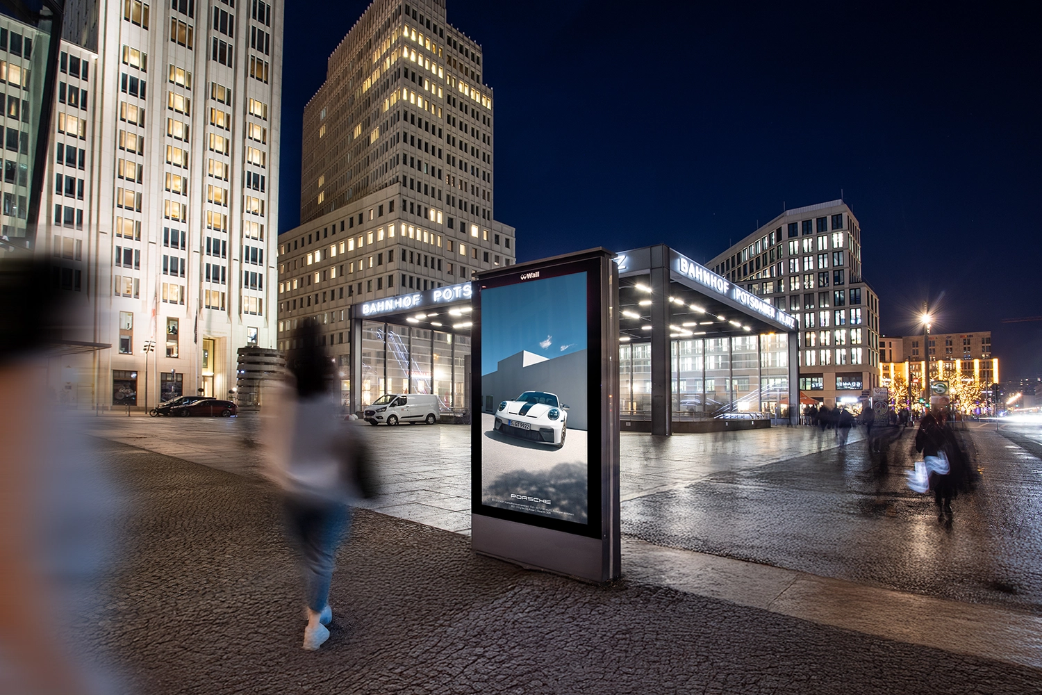 Digital City Light Poster zeigt Automobilwerbung am Potsdamer Platz in Berlin.