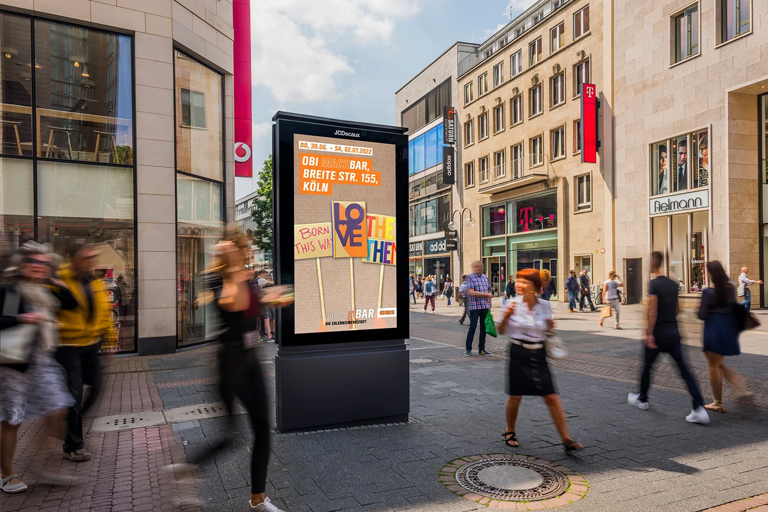Digital City Light Poster mit Baumarkt Werbung in der Kölner Schildergasse.