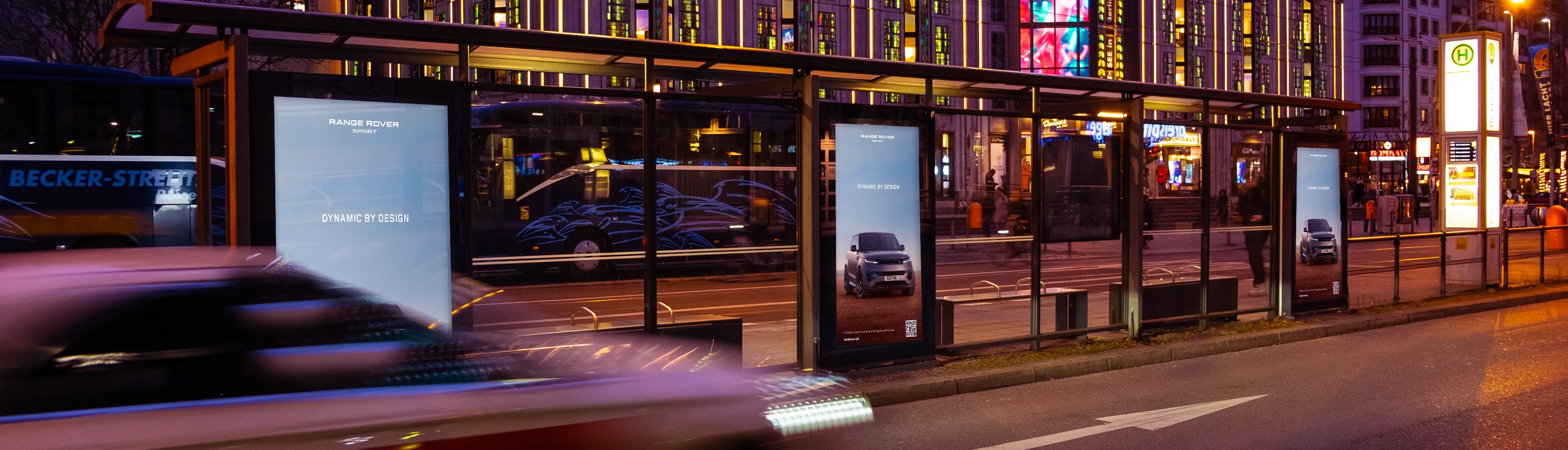 Digital City Light Poster mit OOH-Werbung eines Automobilherstellers an einer Haltestelle in der Friedrichstraße in Berlin.