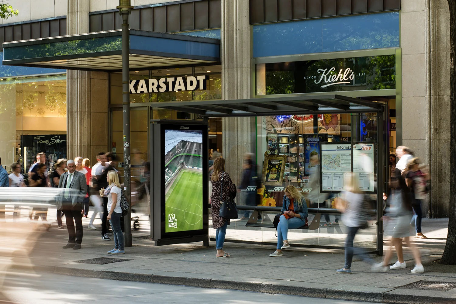 Digital City Light Poster in Buswartehalle mit Werbung zu Fußball-Aktion.