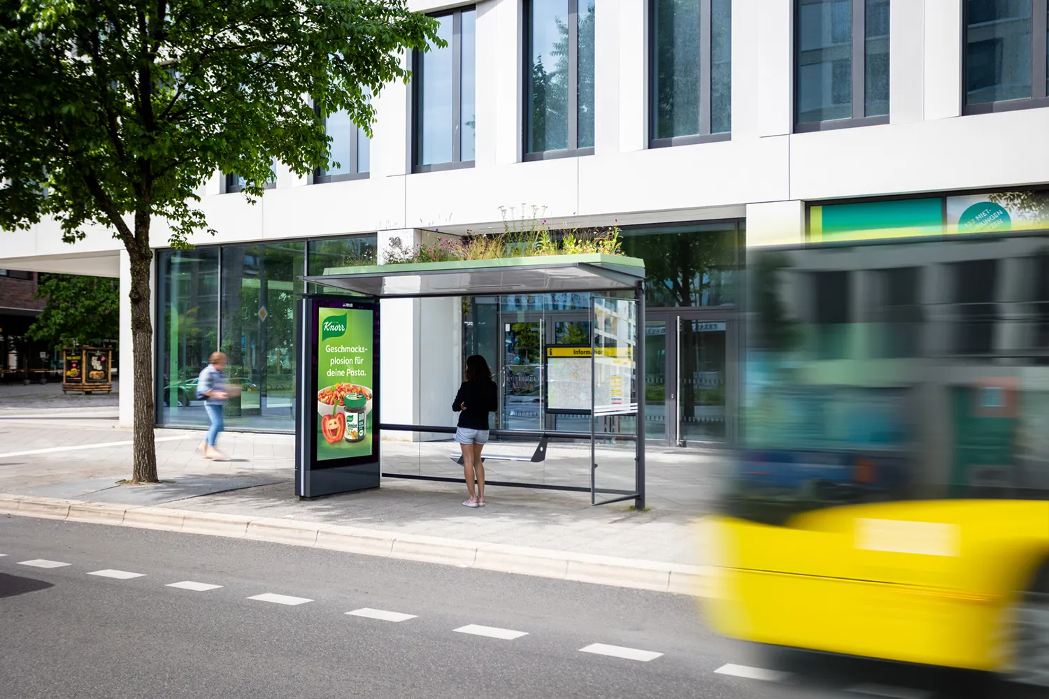 Digital City Light Poster zeigt Werbung eines Lebensmittelherstellers an Bus-Wartehaller in Berliner Heidestraße.