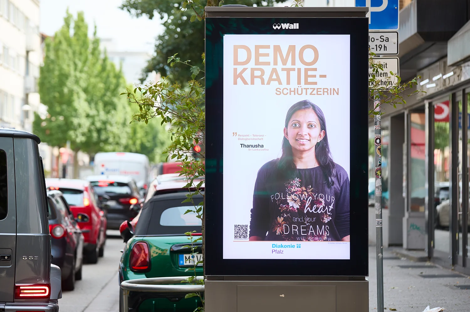 Digital City Light Poster mit Kampagne zur Demokratie.