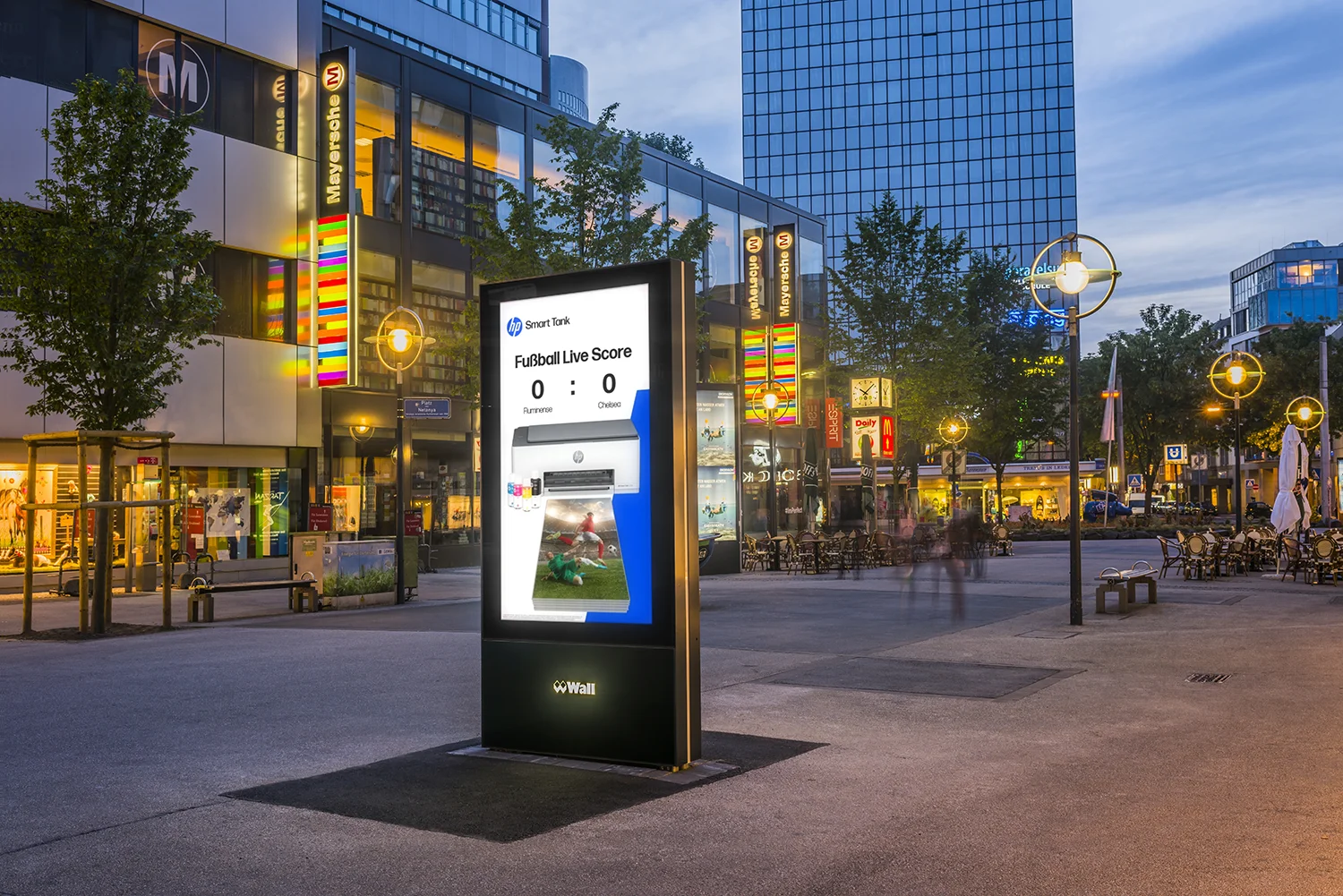 Digital City Light Poster zeigt Werbung für Drucker in Verbindung mit Fussball-Live-Score in Dortmund.