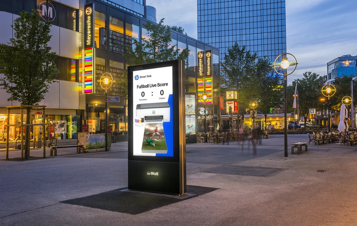 Digital City Light Poster mit Außenwerbung eines Druckerherstellers zu einem Sportevent in der Innenstadt von Dortmund.