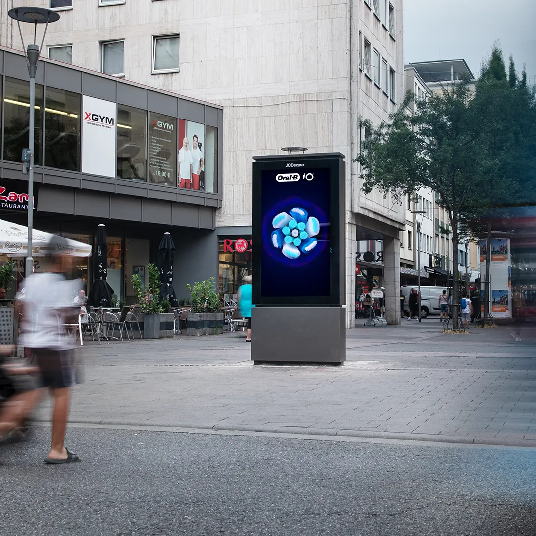 Digital City Light Poster mit OOH-Kampagne eines Elektro-Zahnbürstenherstellers in der Innenstadt von Ludwigshafen.