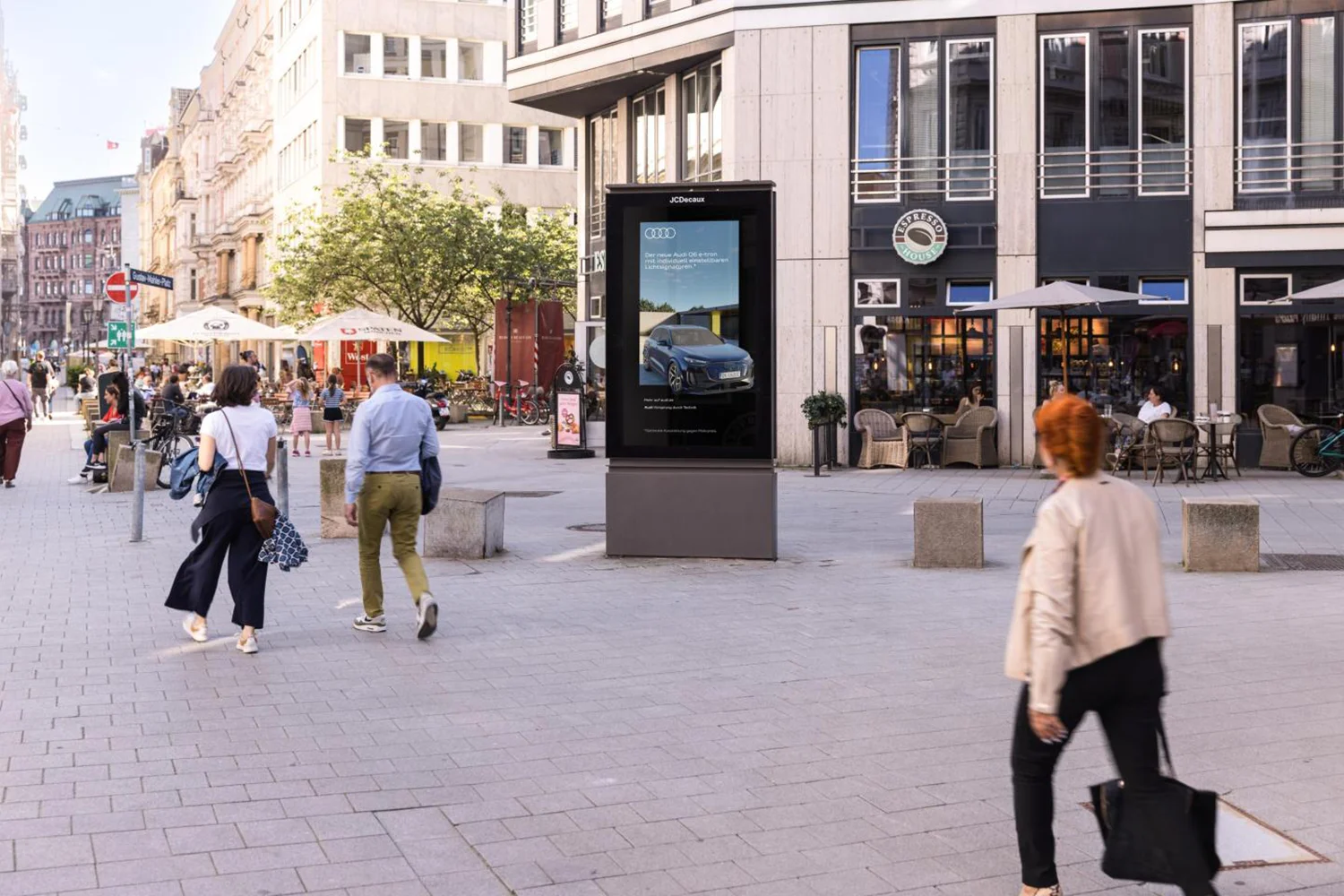 Digital City Light Poster mit 3D-Motiv für Elektroauto-Werbung in der Hamburger Innenstadt