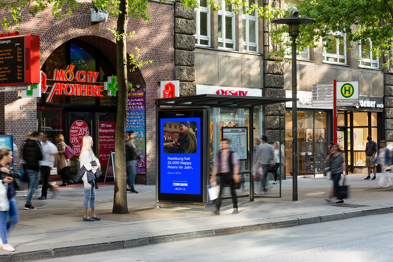 Digital City Light Poster in Bus-Wartehalle mit Fahrdienstleister-Werbung in Hamburgs Mönckebergstrasse.