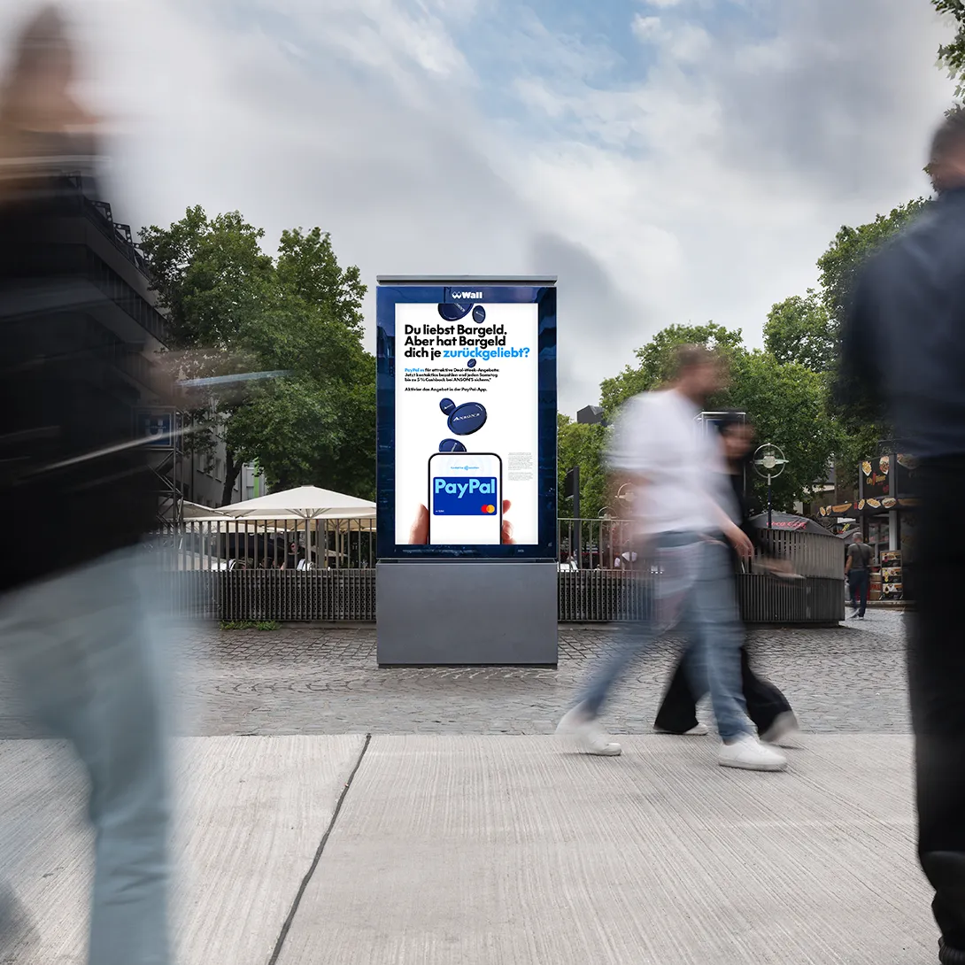 Digital City Light Poster mit Out of Home-Kampagne eines Finanzdienstleisters in der Innenstadt von Dormtund.