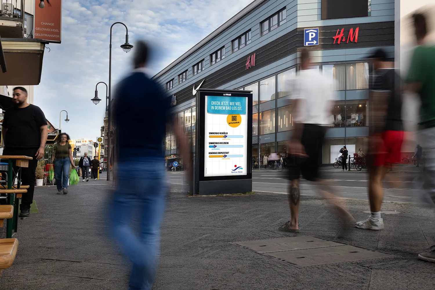 Digital City Light Poster zeigt Kampagner für Freibäder in Berlin