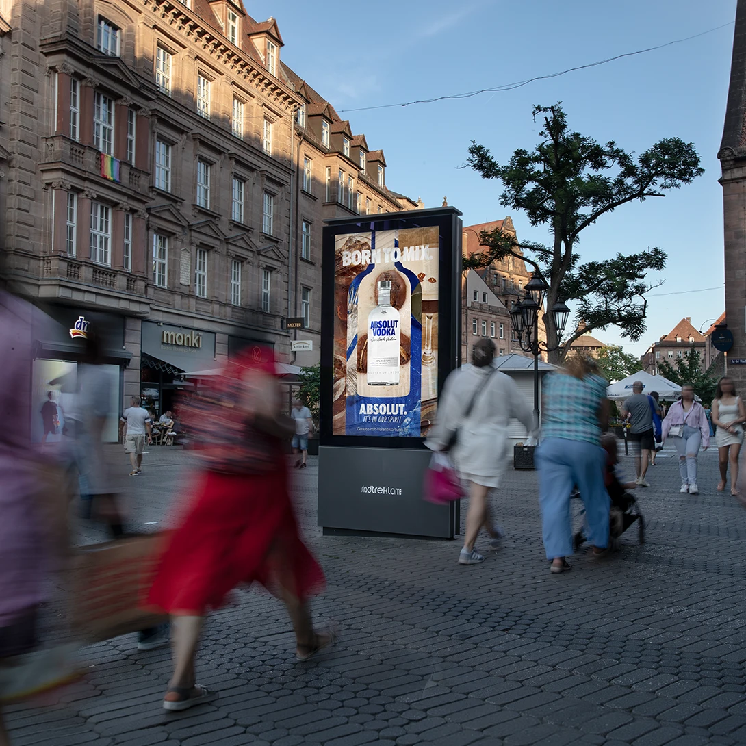 Digital City Light Poster mit OOH-Werbung einer Getränkemarke in der Königsstraße in Nürnberg.
