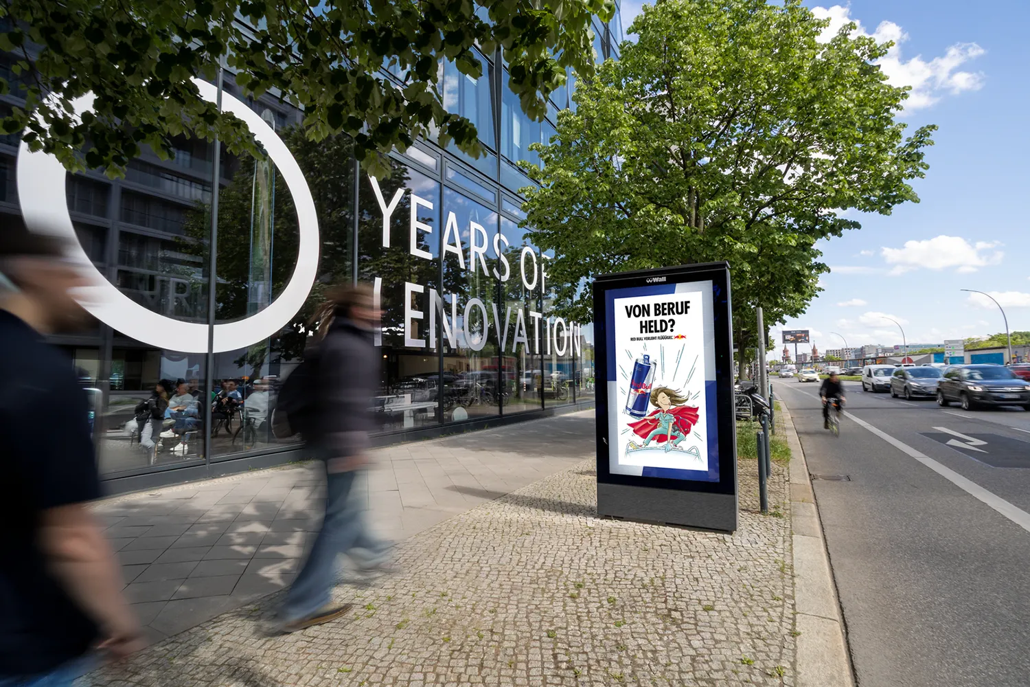 Digital City Light Poster zeigt Getränkewerbung an Mühlenstraße in Berlin.