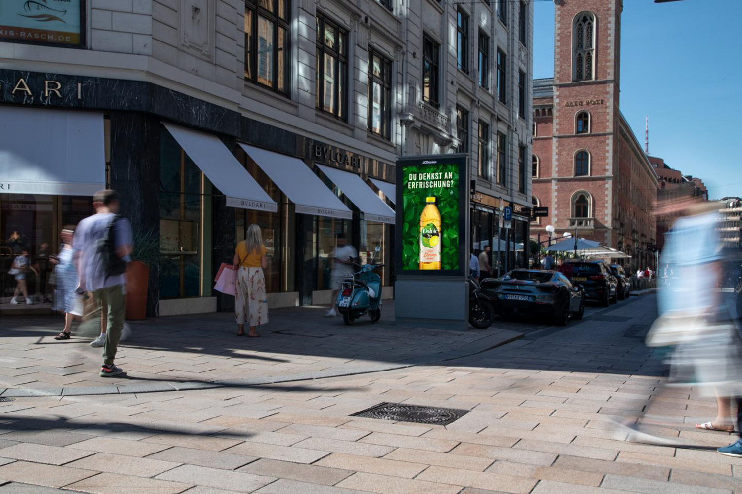 Digital City Light Poster mit Werbung für Getränk am neuen Wall in Hamburg.