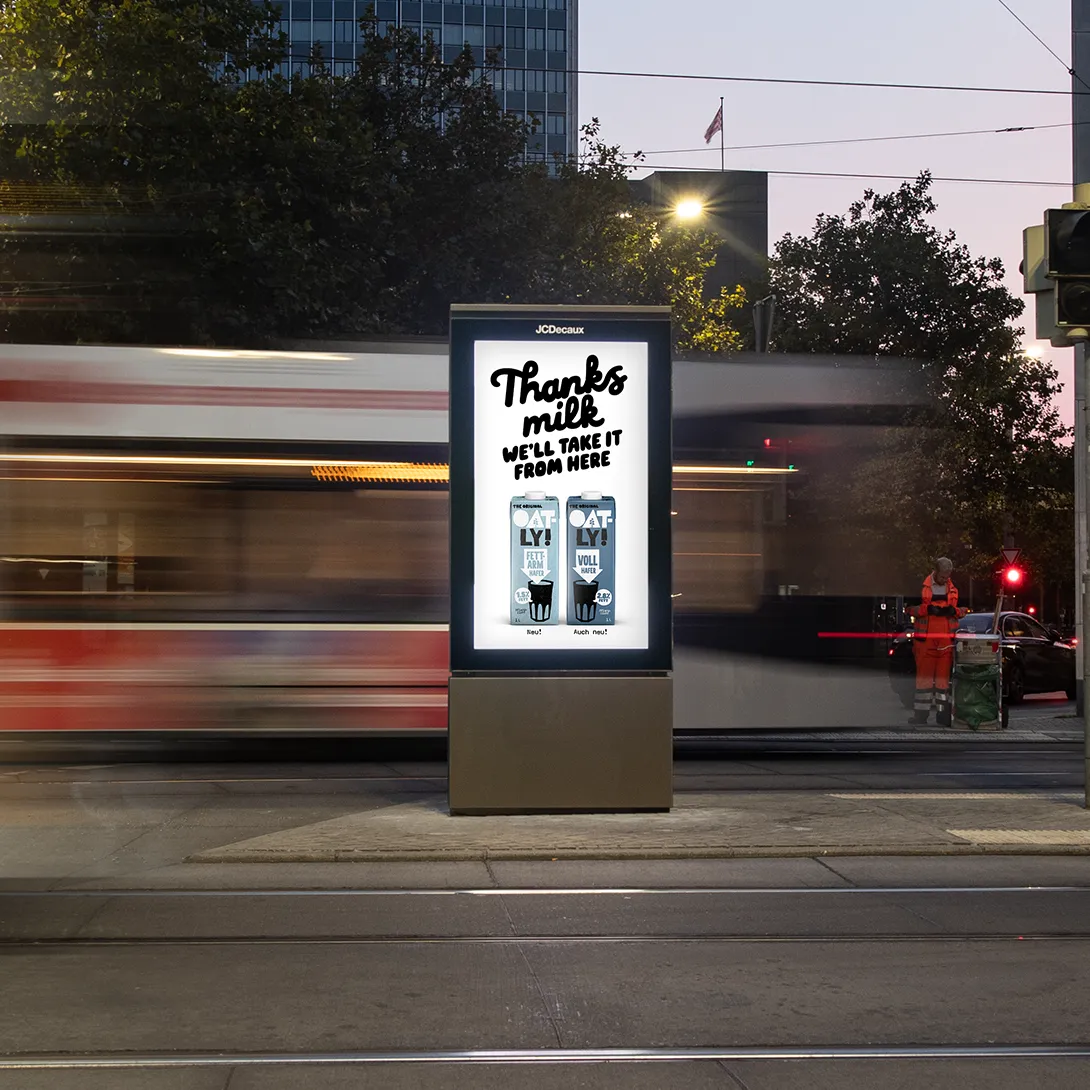 Digital City Light Poster mit OOH-Werbung einer Hafermilch-Marke in der Innenstadt von Bremen.