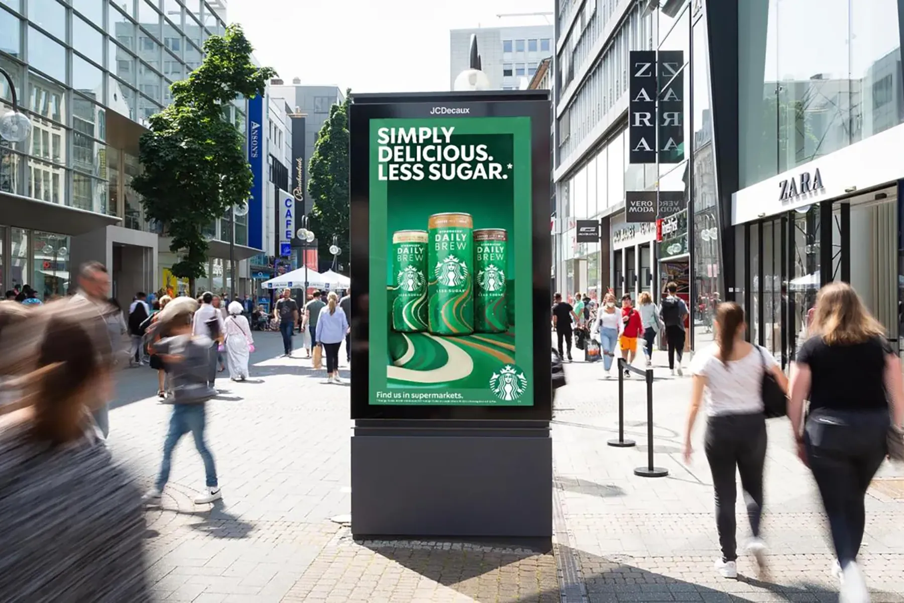 Digital City Light Poster mit Out of Home-Werbung eines Kaffeegetränkeherstellers in der Innenstadt von Köln.