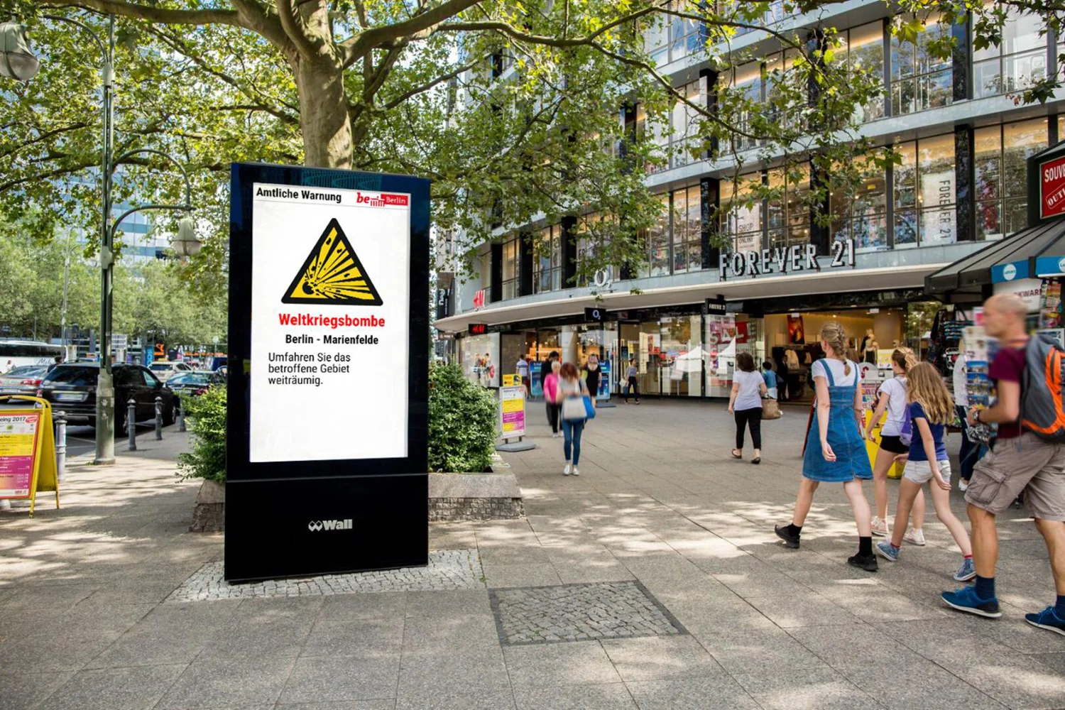 Digital City Light Poster mit Katastrophenschutz-Hinweis in Berlin.