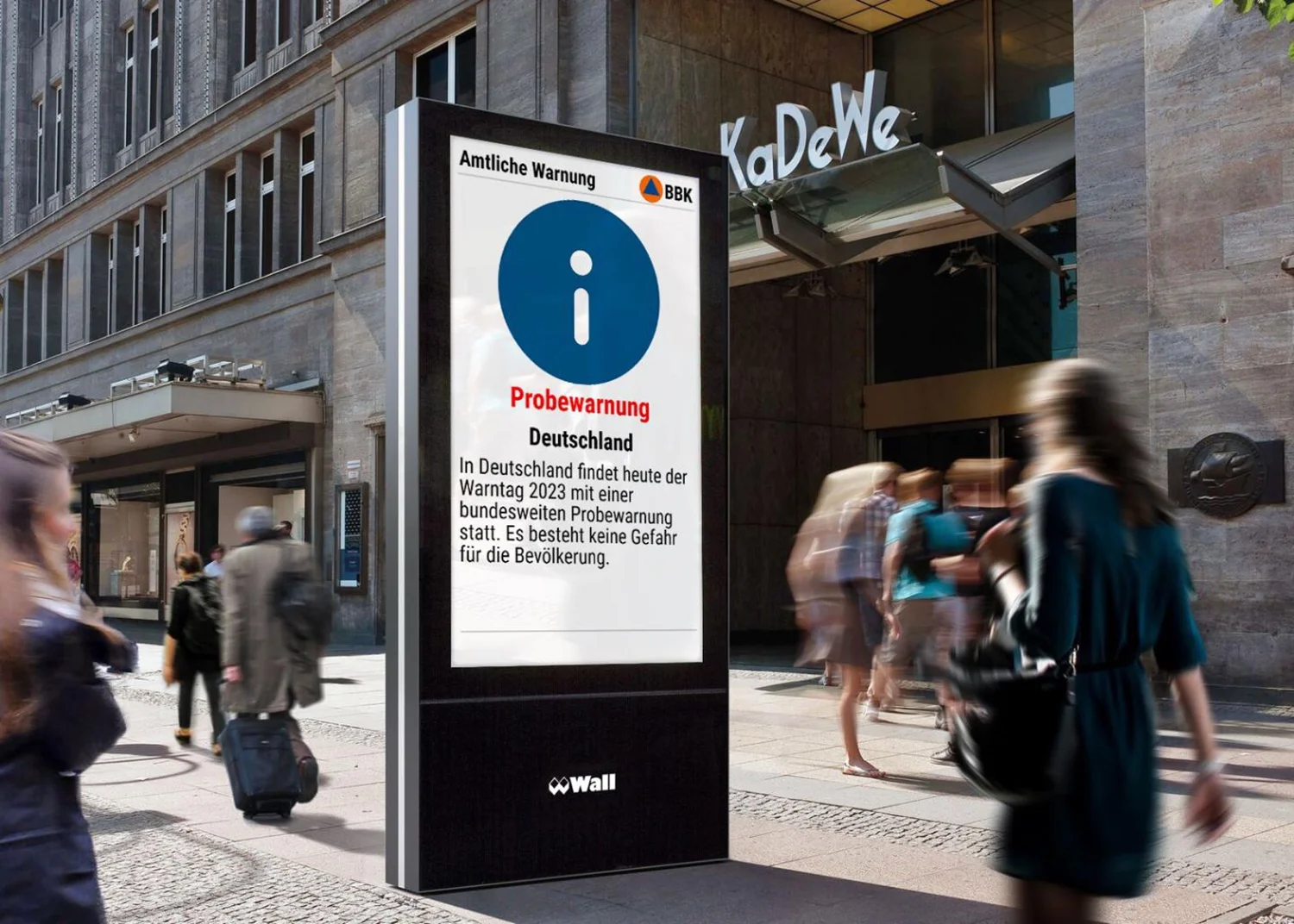 Digital City Light Poster mit bundesweiter Probewarnung zum Katastrophenschutz am Kurfürstendamm in Berlin.