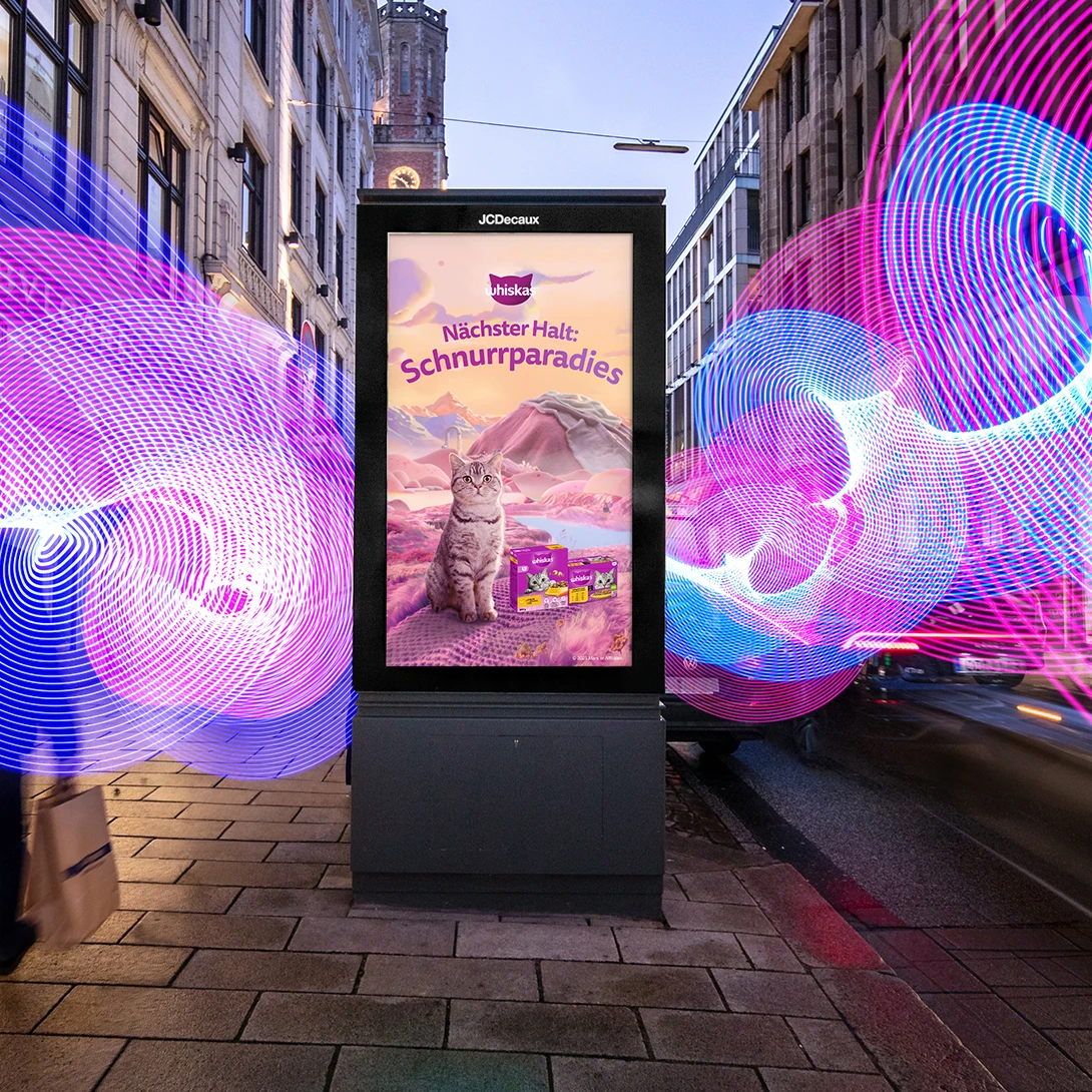 Digital City Light Poster mit Out of Home-Kampagne eines Katzenfutterherstellers in der Innenstadt von Hamburg.