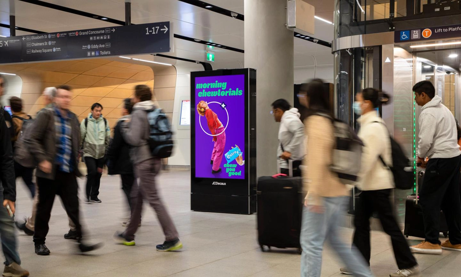 Digital City Light Poster mit Kaugummiwerbung in einem belebten Bereich  von Brisbane Central Station
